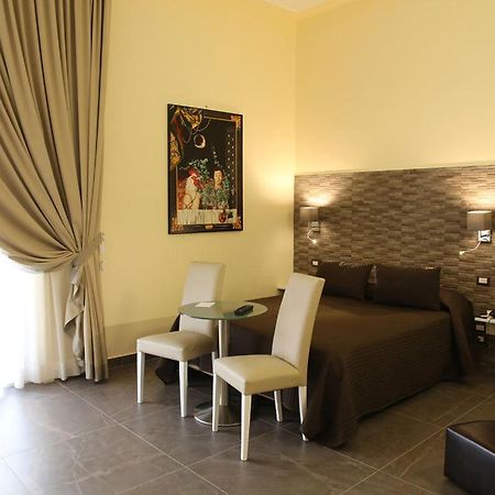 Boutique Hotel Piazza Carita เนเปิลส์ ภายนอก รูปภาพ