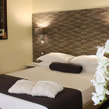 Boutique Hotel Piazza Carita เนเปิลส์ ภายนอก รูปภาพ
