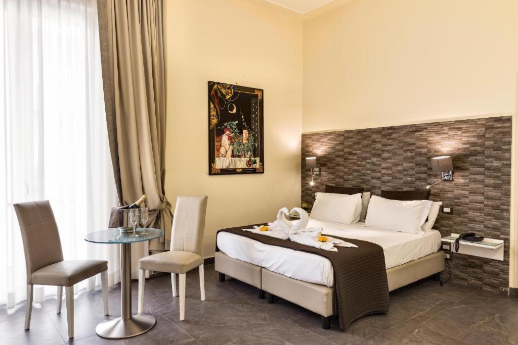 Boutique Hotel Piazza Carita เนเปิลส์ ภายนอก รูปภาพ