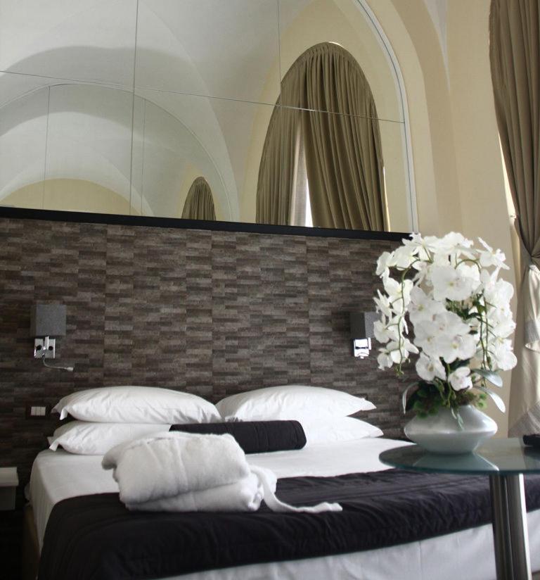 Boutique Hotel Piazza Carita เนเปิลส์ ภายนอก รูปภาพ