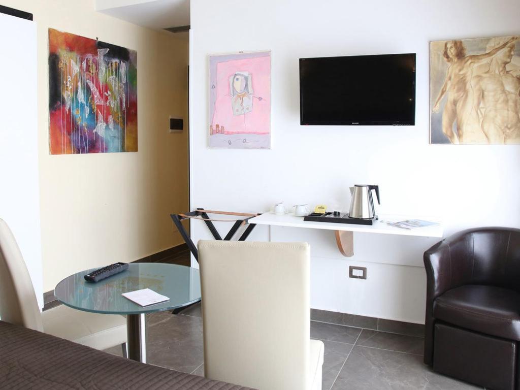 Boutique Hotel Piazza Carita เนเปิลส์ ภายนอก รูปภาพ