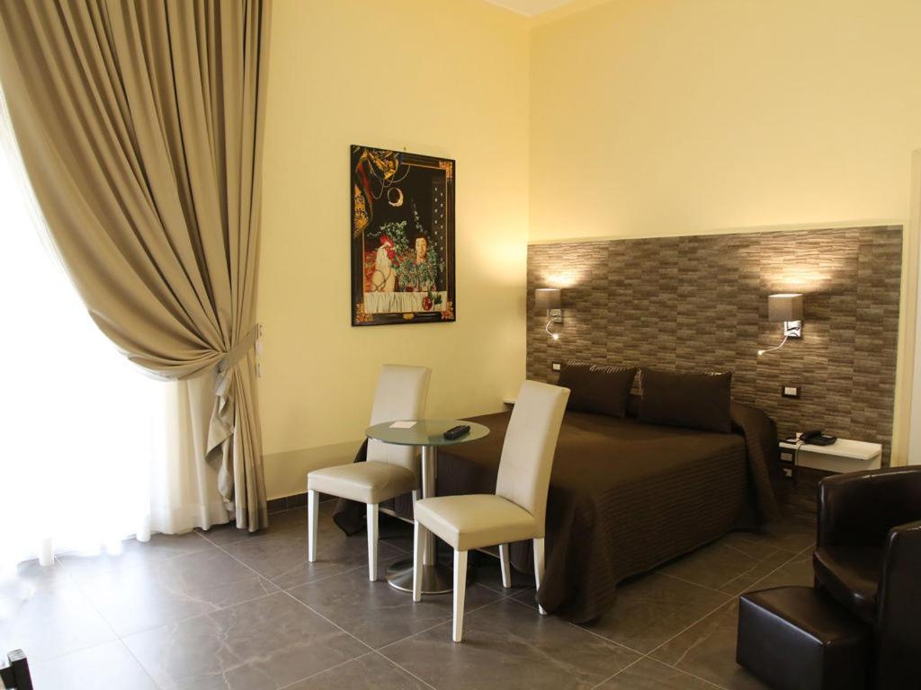 Boutique Hotel Piazza Carita เนเปิลส์ ภายนอก รูปภาพ