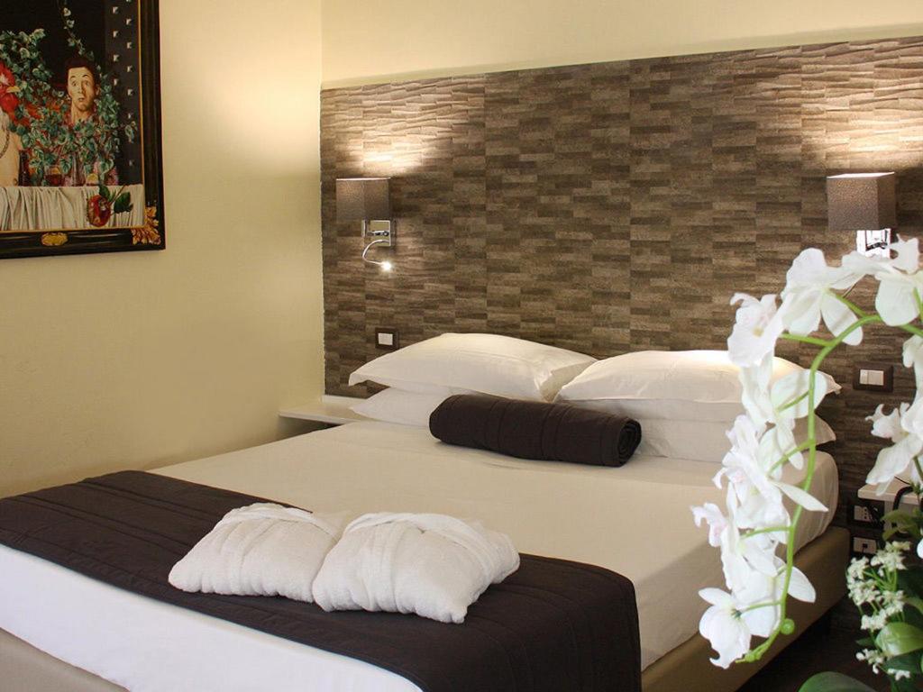 Boutique Hotel Piazza Carita เนเปิลส์ ภายนอก รูปภาพ
